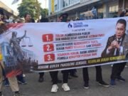 Kantor Hotman Paris di Demo Massa