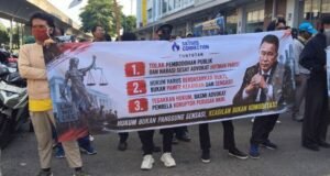 Kantor Hotman Paris di Demo Massa