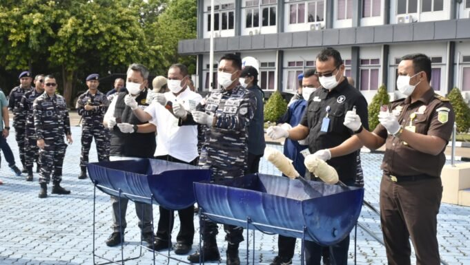 Perkuat Pengawasan Jalur Laut, TNI AL Berhasil Ungkap dan Musnahkan 100 Liquid Vape Narkotika