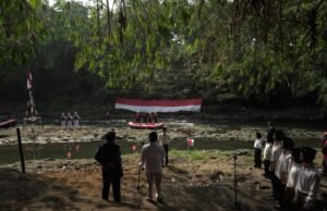 HUT RI ke 81, Komunitas Ciliwung Depok Kibarkan Bendera Merah Putih