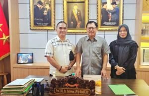 dr. Terawan Tangani Langsung Haji Ninong Sampai Bikin Terharu Pasien Haji Ninong mendapatkan perawatan langsung dari dr. Terawan. Foto: DEY/FTB
